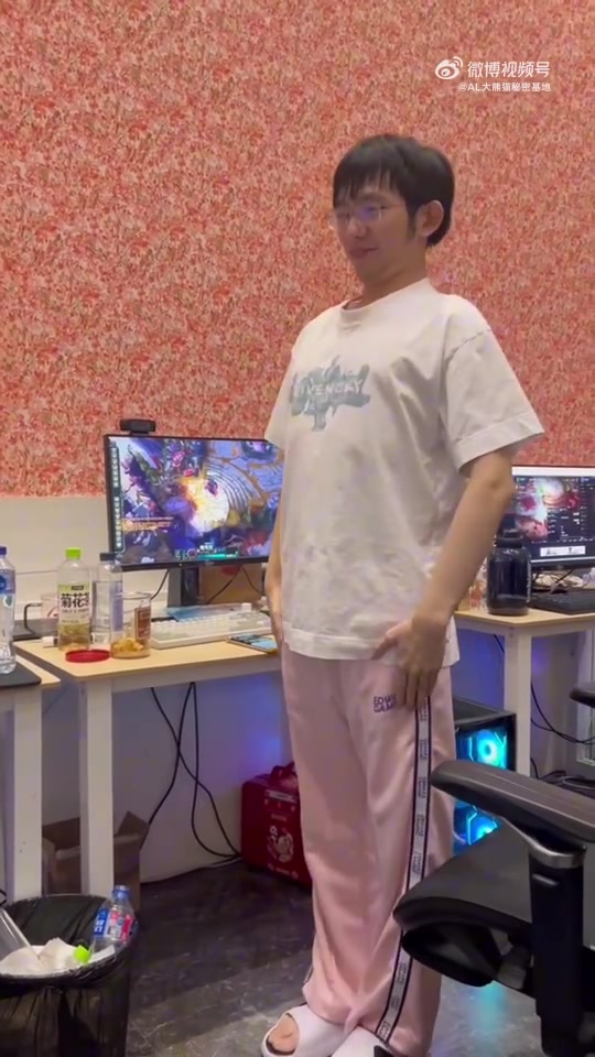DB视讯百家乐阿枪，玩抽象你是这个👍！Flandre吃完烤全羊后向奥恩道歉