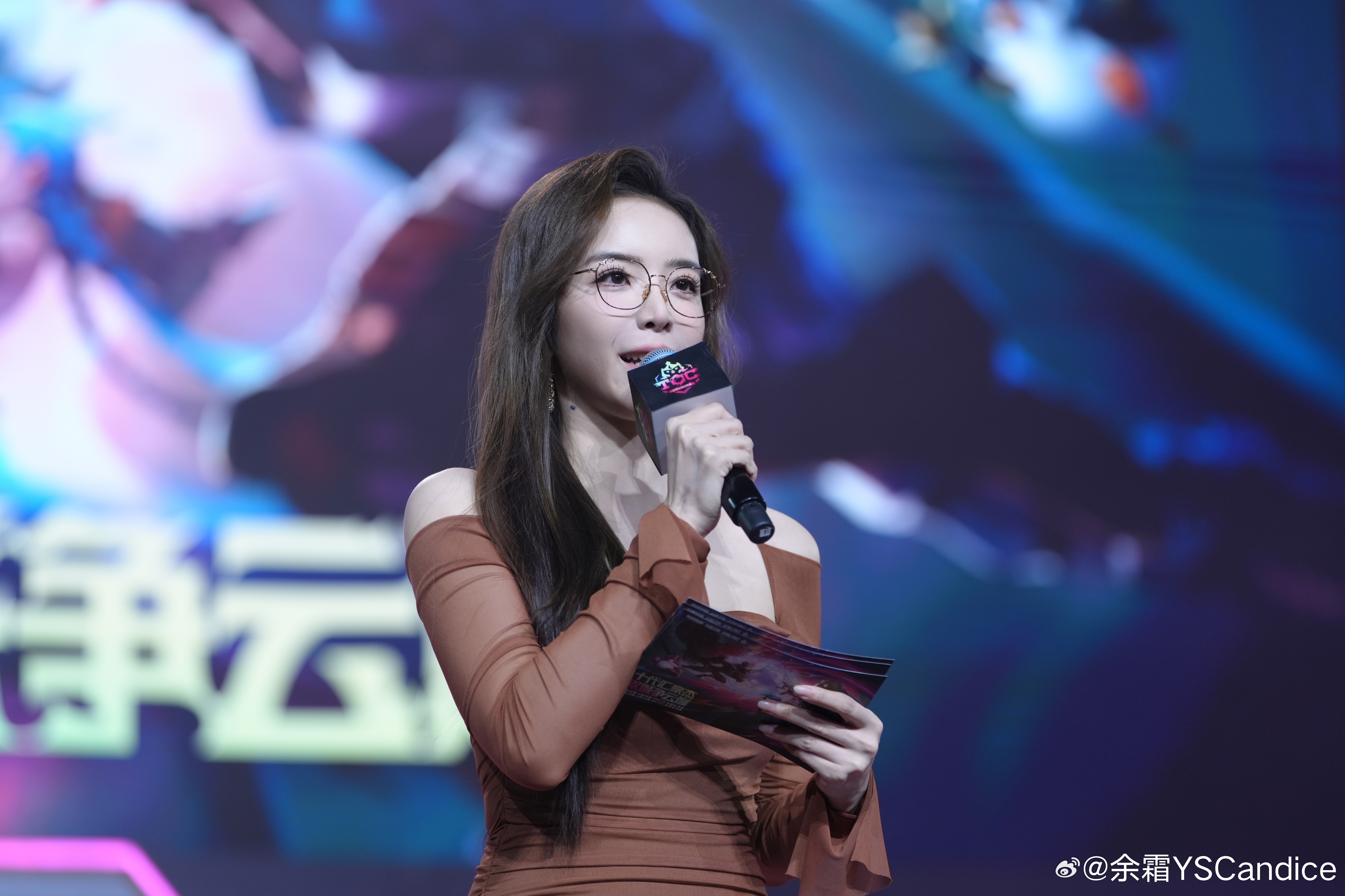 DB官网在线登录入口羡慕管狗！余霜晒照：今天是黑长直配美拉德风！完全不一样呢！