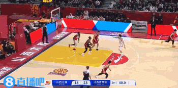 DB真人旗舰🤔短路了？首节还剩8秒迪亚洛拿到篮板直接后场扔了